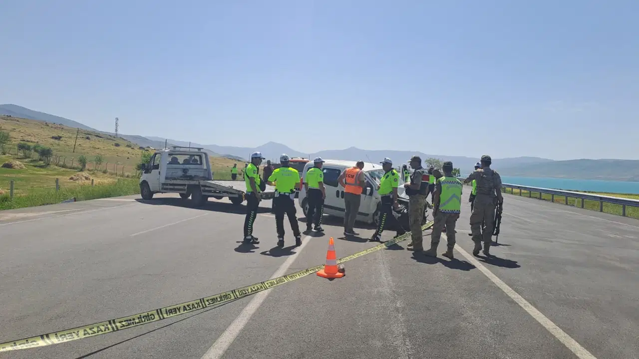 Van-Erciş karayolunda feci kaza: 1 asker şehit, 5 yaralı!