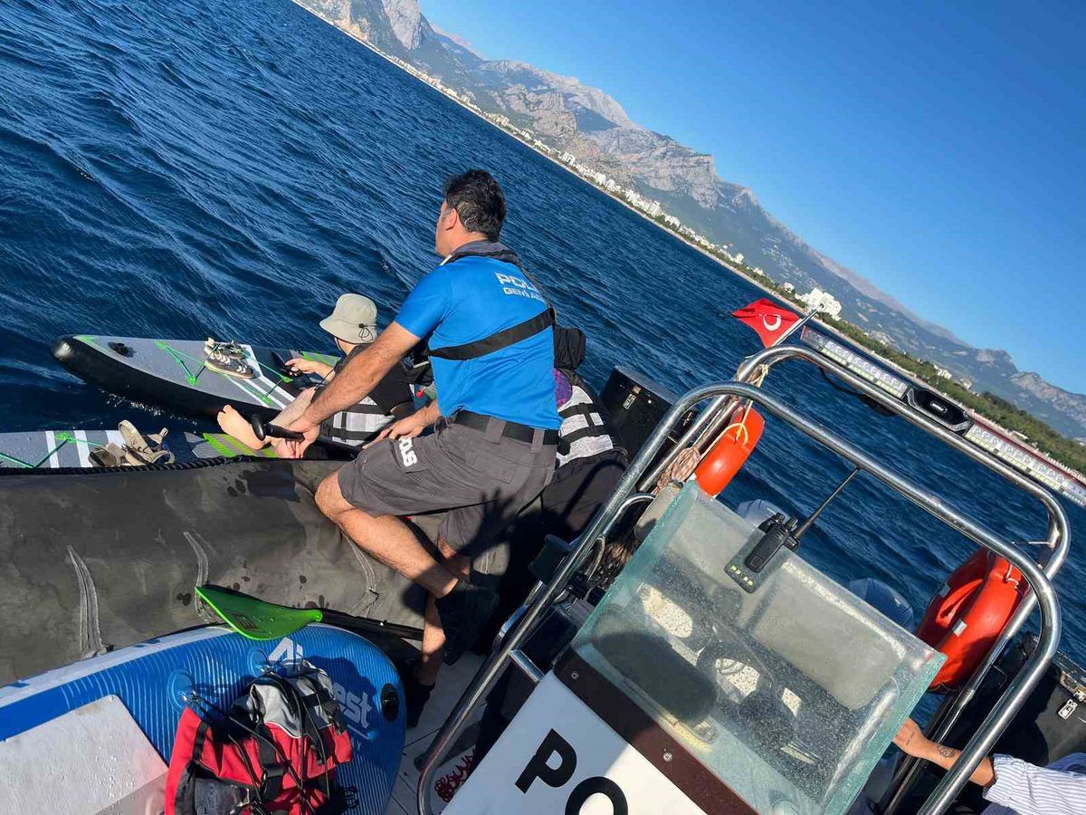 Konyaaltı'nda sürüklenen 38 SUP boardçu kurtarıldı