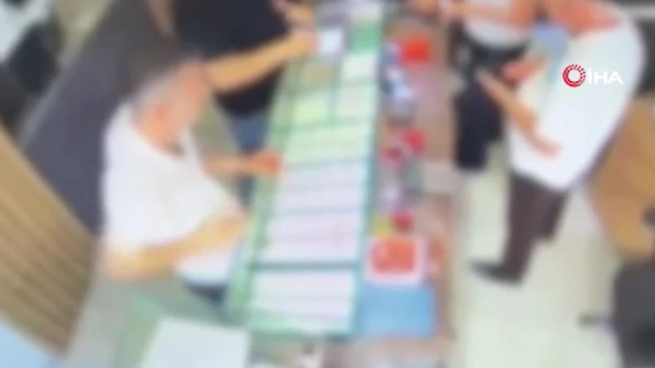 Çaldığı altınları kuyumcuya satarken yakalandı