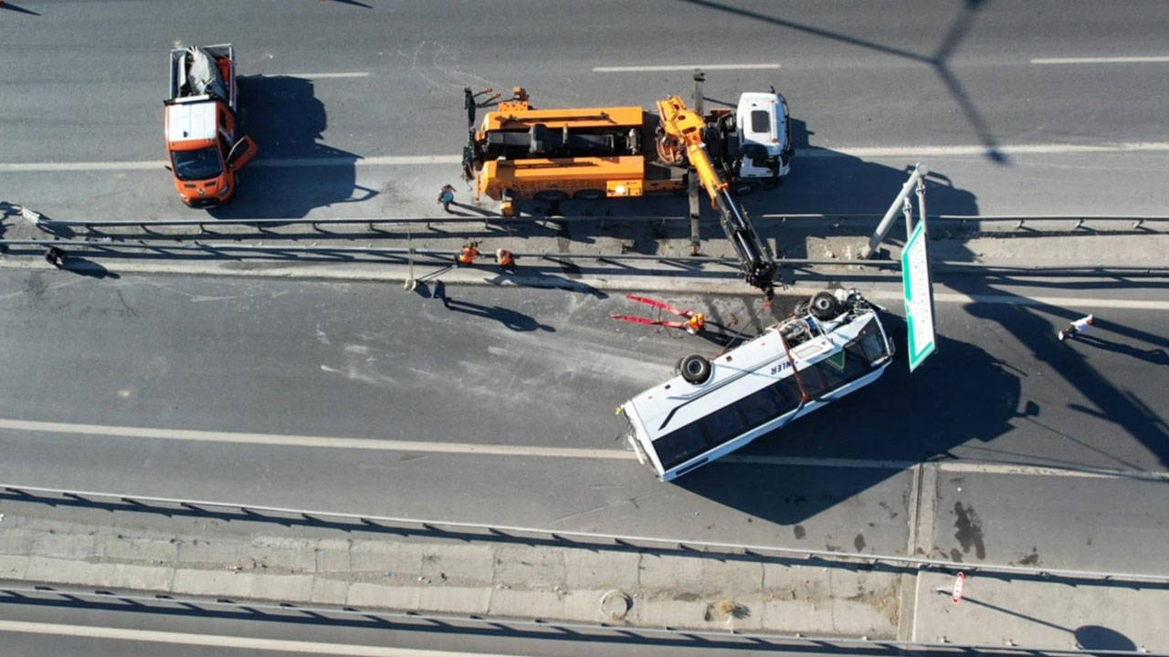İstanbul'da bariyerlere çarpan midibüs devrildi: 1'i çocuk 12 yaralı