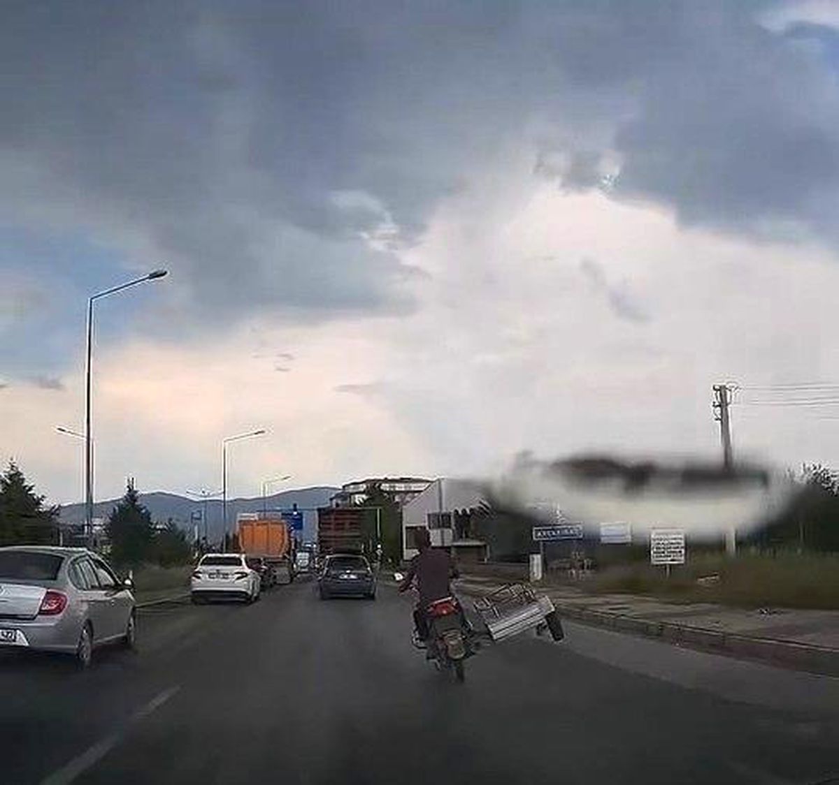 Elazığ'da motosiklet sürücüsünden tehlikeli yolculuk