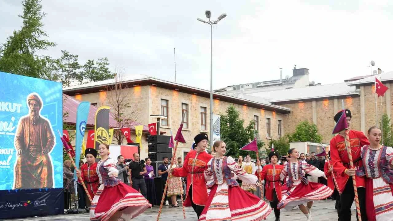Dede Korkut Şölenleri’nde halk dansları ve müzik gösterileri büyük ilgi gördü