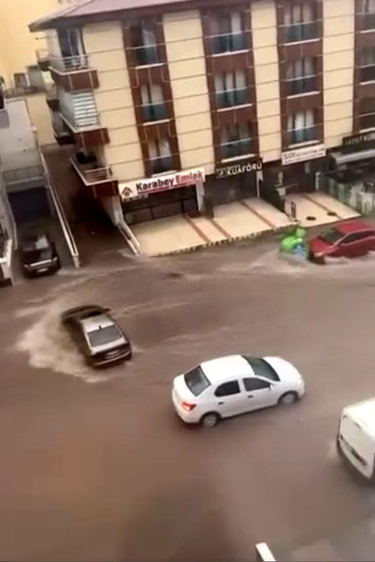 Ankara'da sağanak sele neden oldu; araçlar sürüklendi