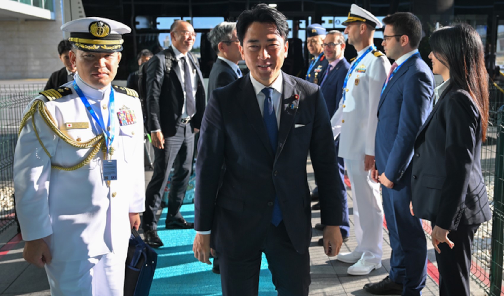 NATO Zirvesi'nde ilginç anlar: Japon Bakan suyu mum sandı