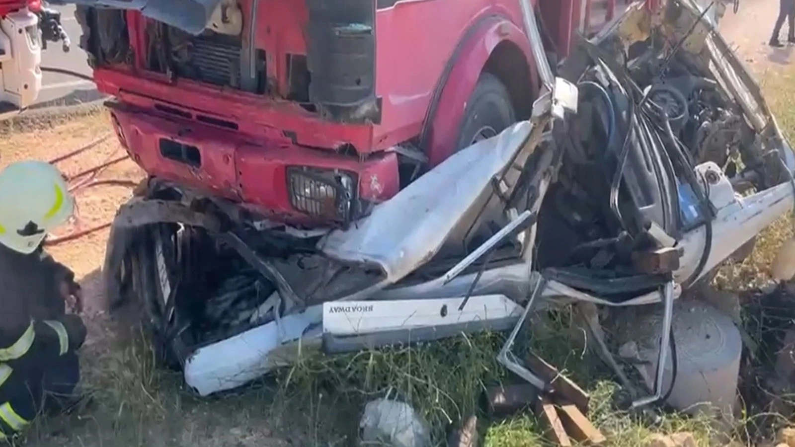 Şanlıurfa'da otomobil kamyonun altına girdi: 2 kişi hayatını kaybetti
