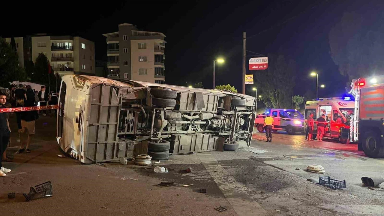 İzmir’de servis otobüsü ile otomobil çarpıştı: 4 yaralı
