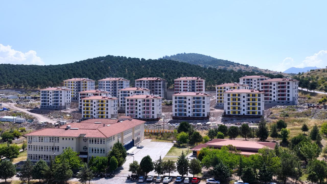 Sındırgı'da deprem konutlarının inşası tamamlanıyor