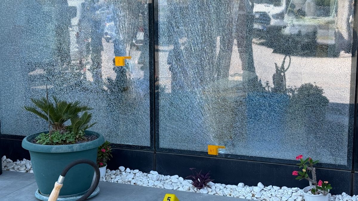 Antalya'da Otomobil Galerisine Silahlı Saldırı: Şüpheli Kaçtı