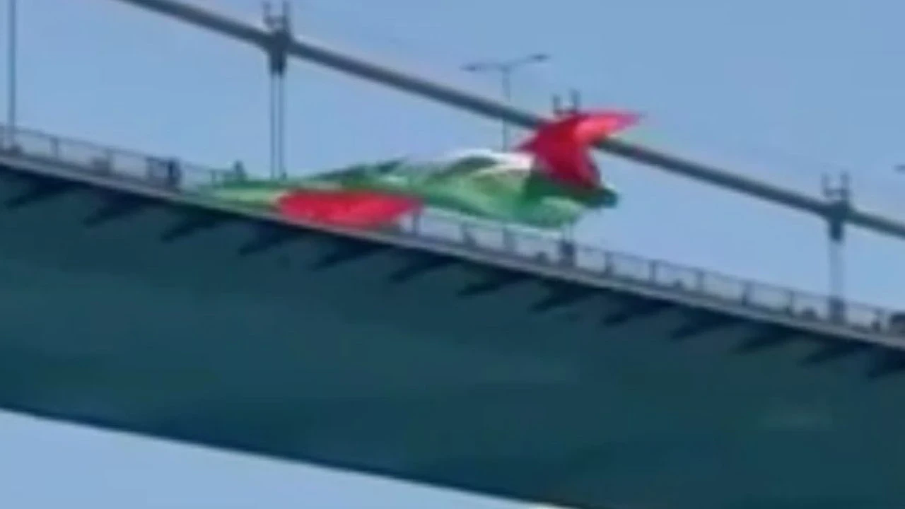 Fatih Sultan Mehmet Köprüsü'ne Amedspor bayrağı asıldı