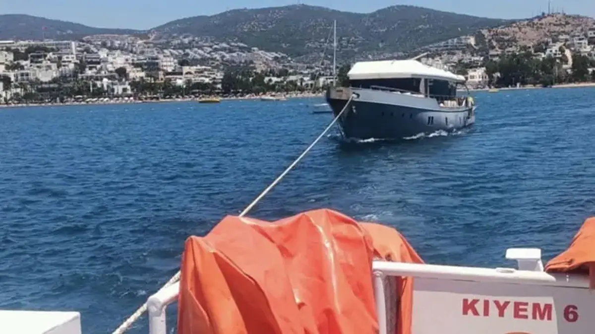 Gümbet Koyu'nda makine arızası nedeniyle sürüklenen tekne kurtarıldı