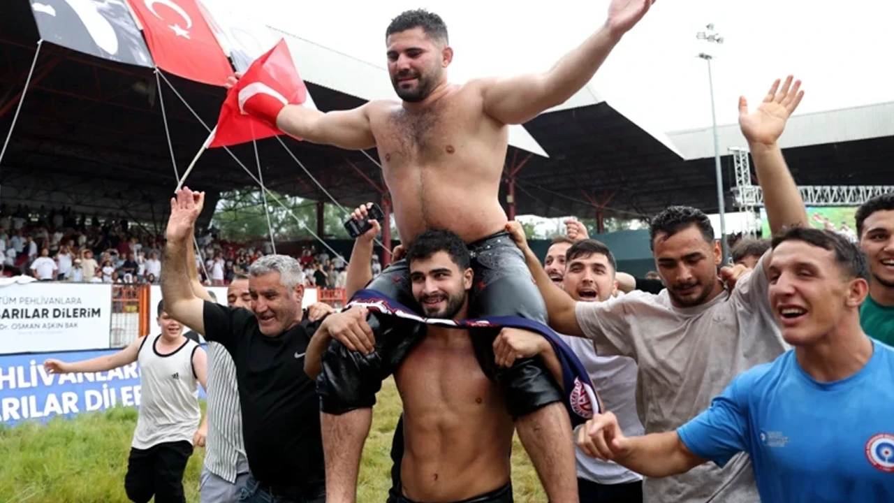 Kırkpınar’da büyük zafer! “Demir leblebi” altın kemeri kaptı