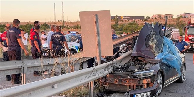 Düğün konvoyundaki otomobil bariyerlere çarptı: 1 ölü