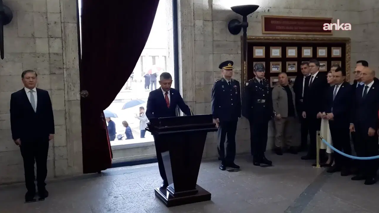YENİ Parti'nin ilk ziyareti Anıtkabir'e... Özgür Özel, Özel Defter’i imzaladı: 'Kuşatılan mirasınızı koruma görevi bize emanettir'