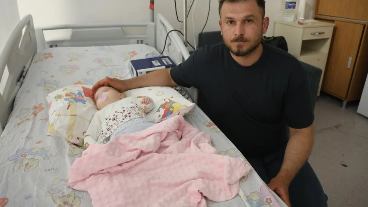 Sargı beziyle birlikte bebeğin parmağını kestiler!