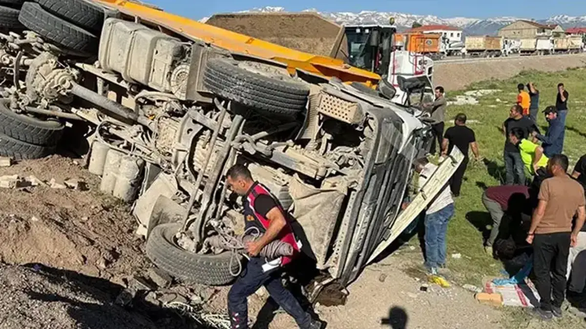 Hakkari'de feci kaza! Minibüs ile kamyon çarpıştı! Ölü ve yaralılar var