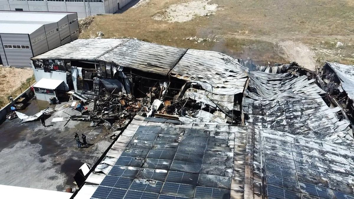 Sucuk fabrikası yangın sonrası enkaza döndü