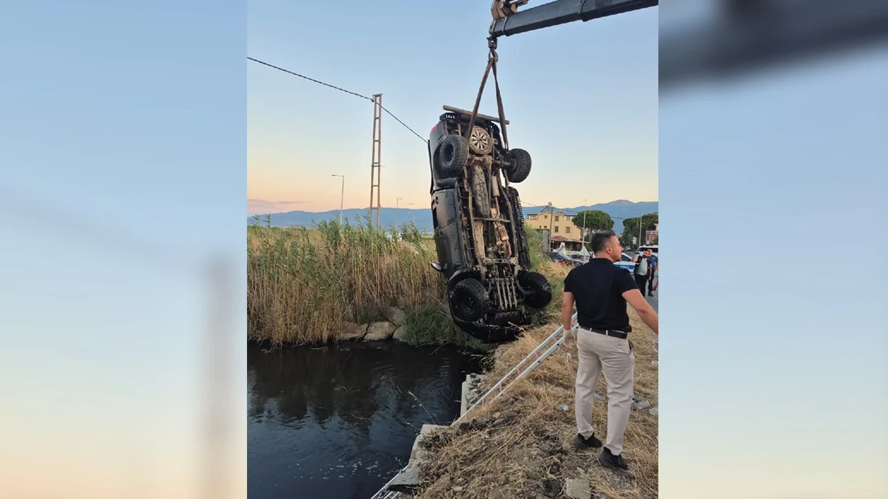 Balıkesir’de feci kaza: Dereye uçan kamyonette 2 kişi hayatını kaybetti