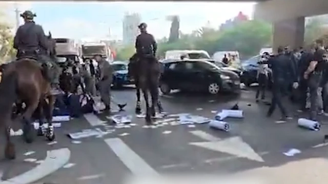 İsrail polisi zorunlu askerliğe karşı çıkan Haredi Yahudileri iç çamaşırlarıyla yerlerde sürükledi