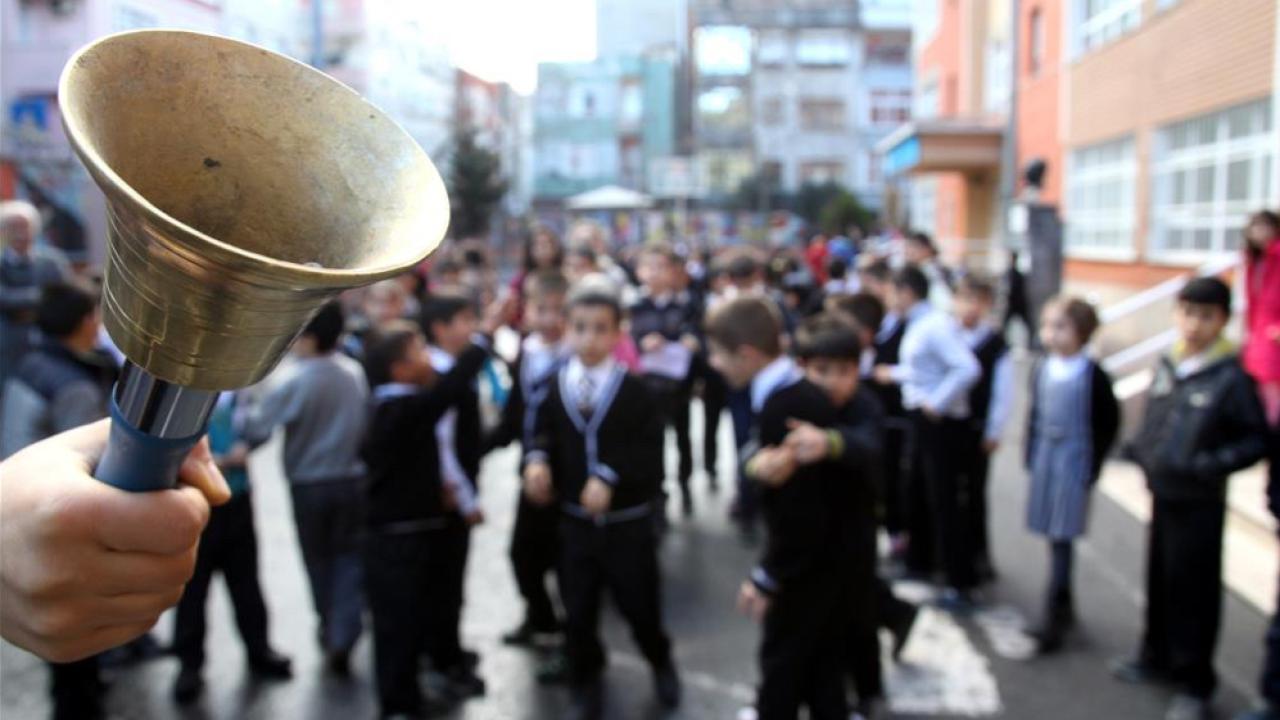 Yaklaşık 18 milyon öğrenci için "karne zili" yarın çalacak