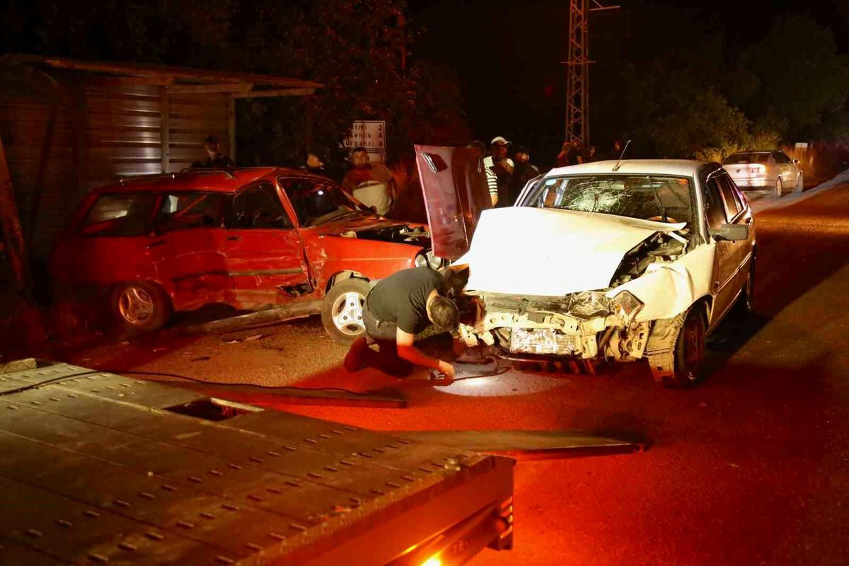 Kastamonu'da iki otomobil çarpıştı: 8 yaralı