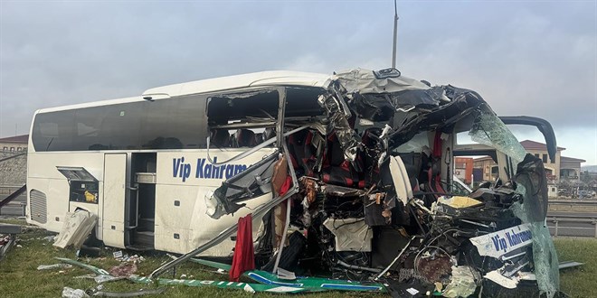 Bolu'da yolcu otobüsü bariyere ve tabelaya çarptı: 5'i ağır 15 yaralı