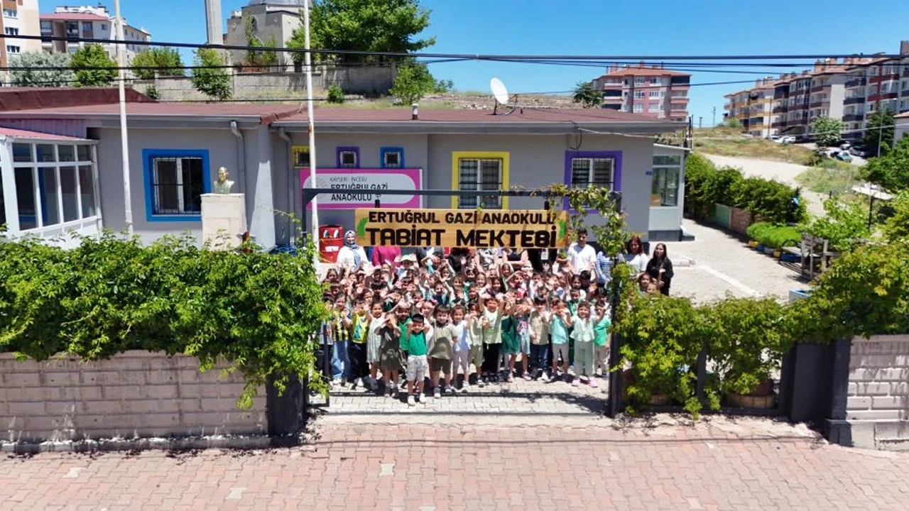 Kayseri’de örnek proje: Minikler geri dönüşümden kurulan "Tabiat Mektebi"nde doğayı öğreniyor