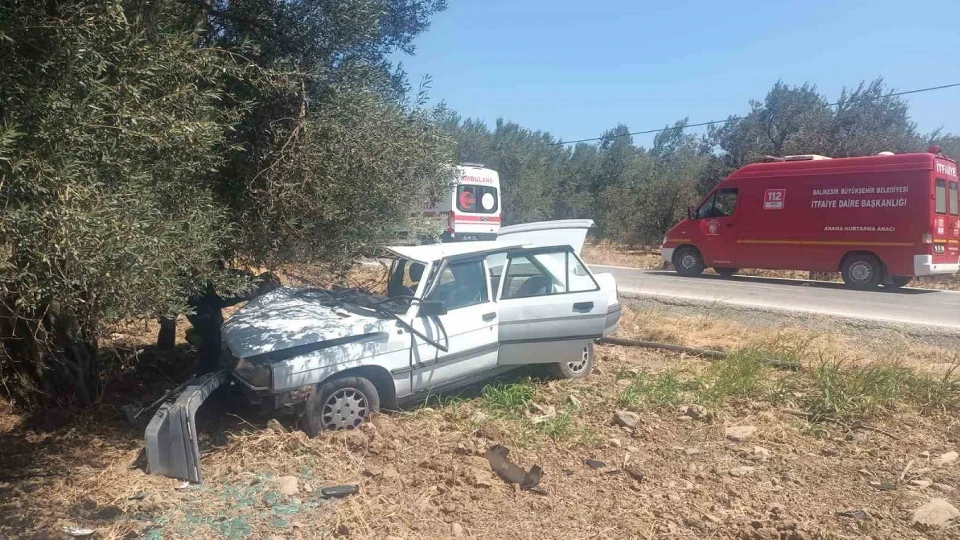Balıkesir’de otomobil zeytin ağacına çarptı: İki yaralı