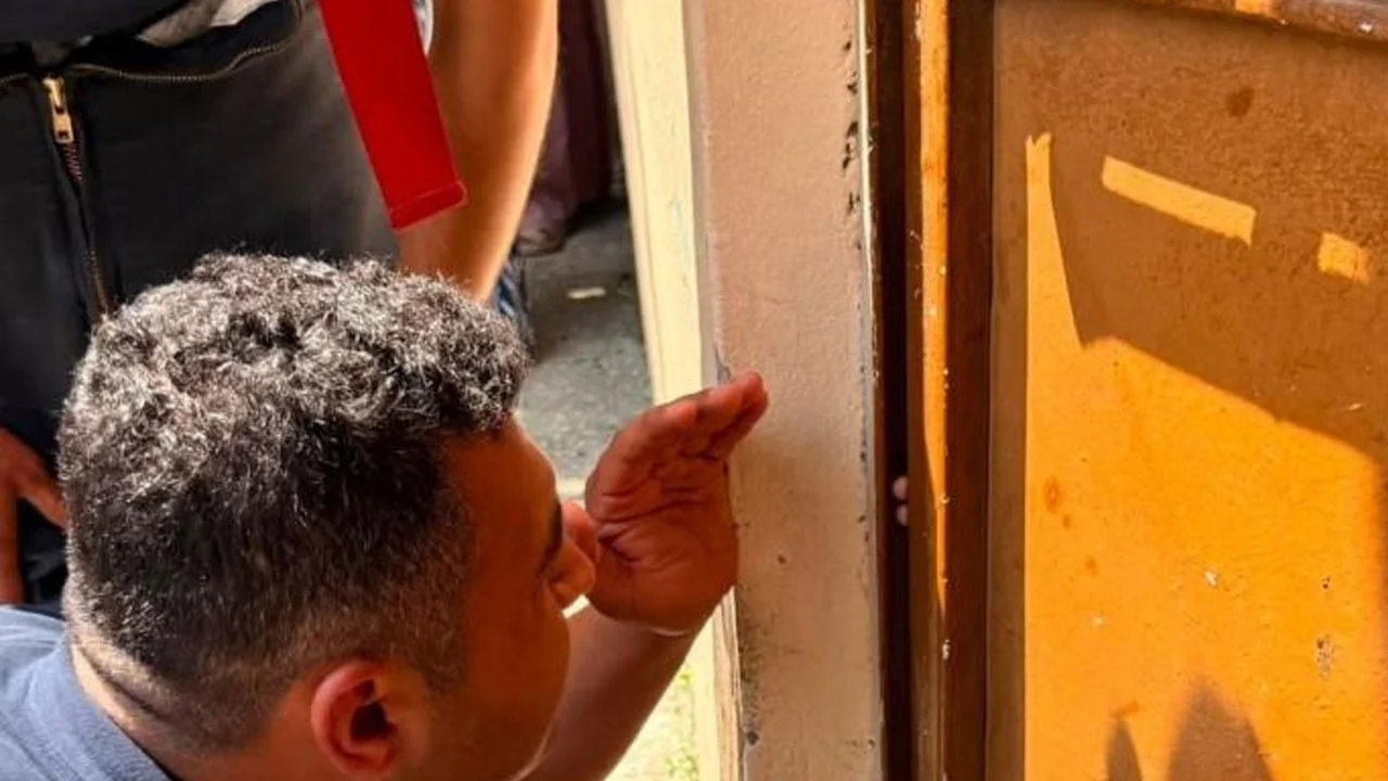 Parmağı kapıya sıkışan çocuğu itfaiye kurtardı