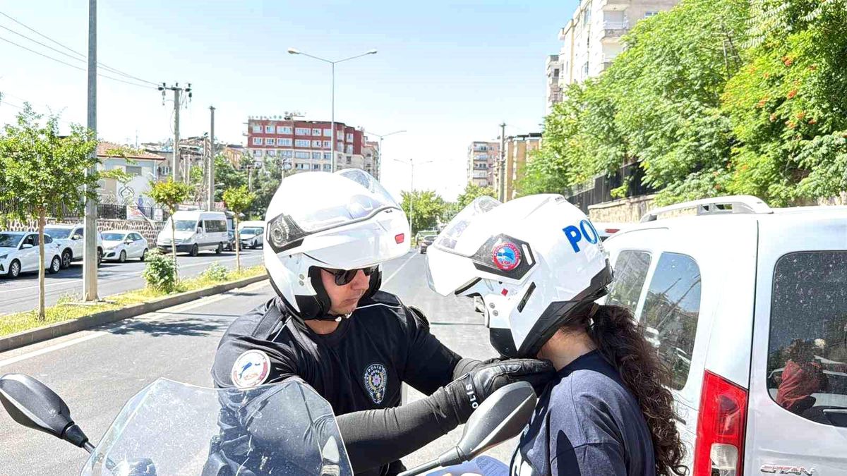 Diyarbakır'da okulları karıştıran öğrenciler son dakikalarda polis eşliğinde yetişti