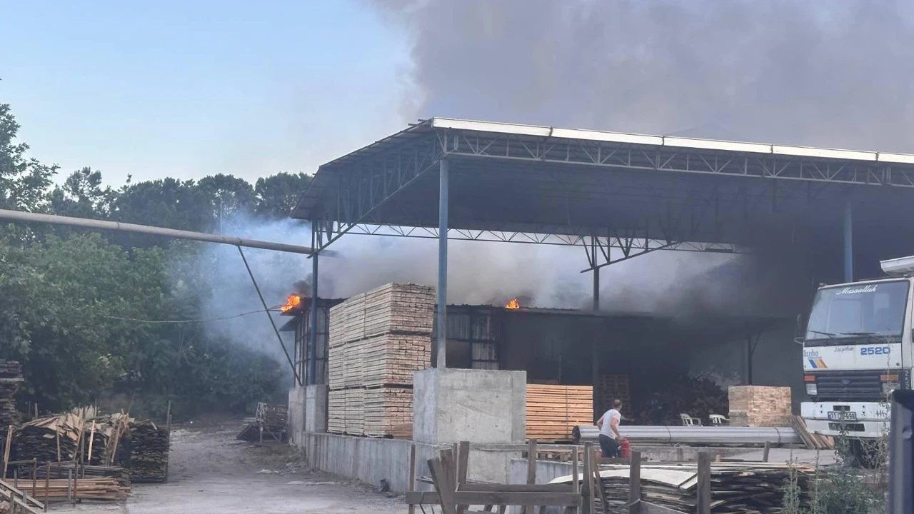 Kereste atölyesindeki yangın korkuttu
