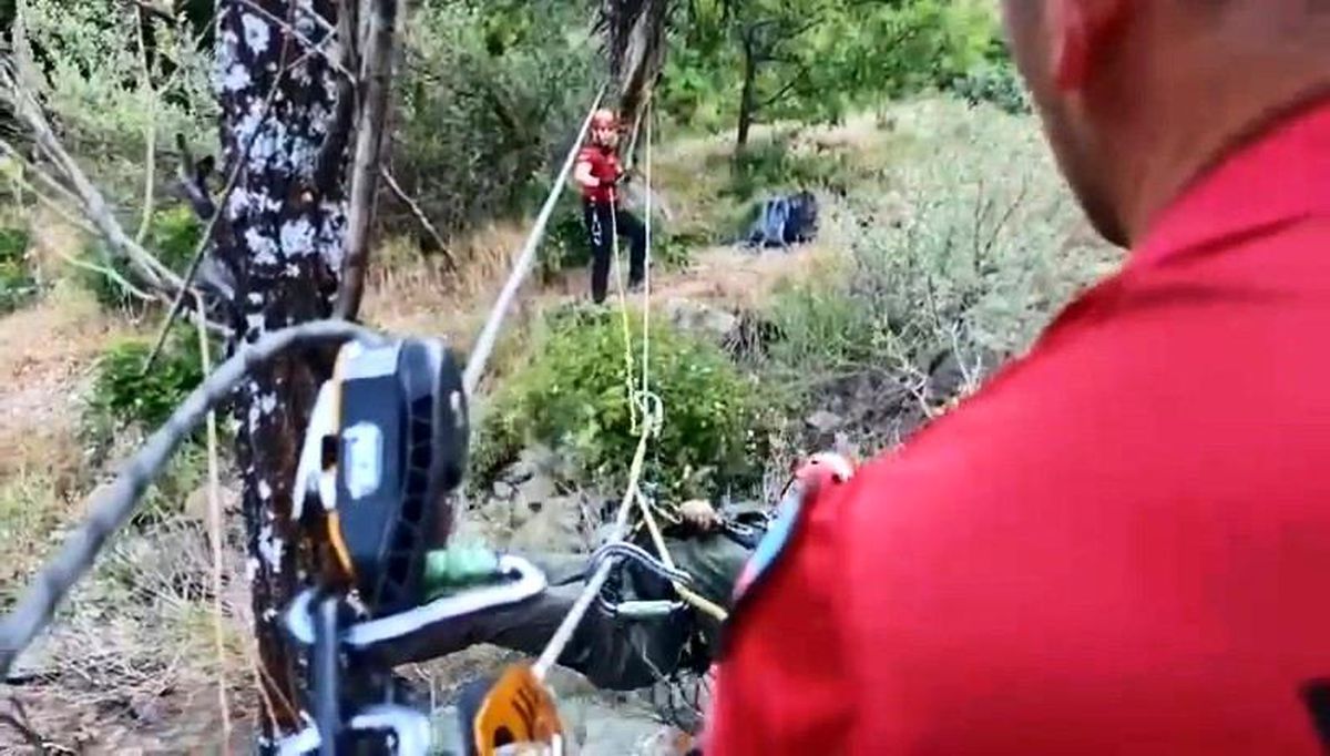 Dere kenarında mahsur kalan kardeşlerin yardımına jandarma yetişti