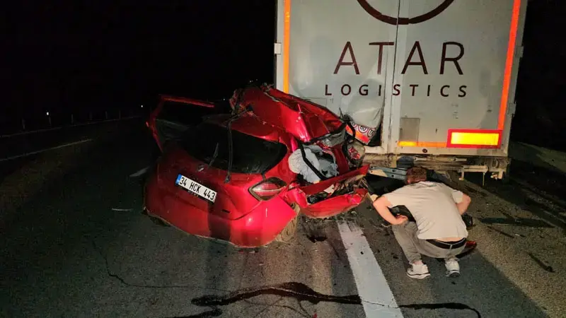 TIR'a arkadan çarpan otomobilin sürücüsü öldü