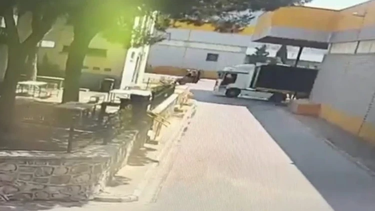 İzmir’de TIR ile çarpışan forkliftin kadın sürücüsü öldü