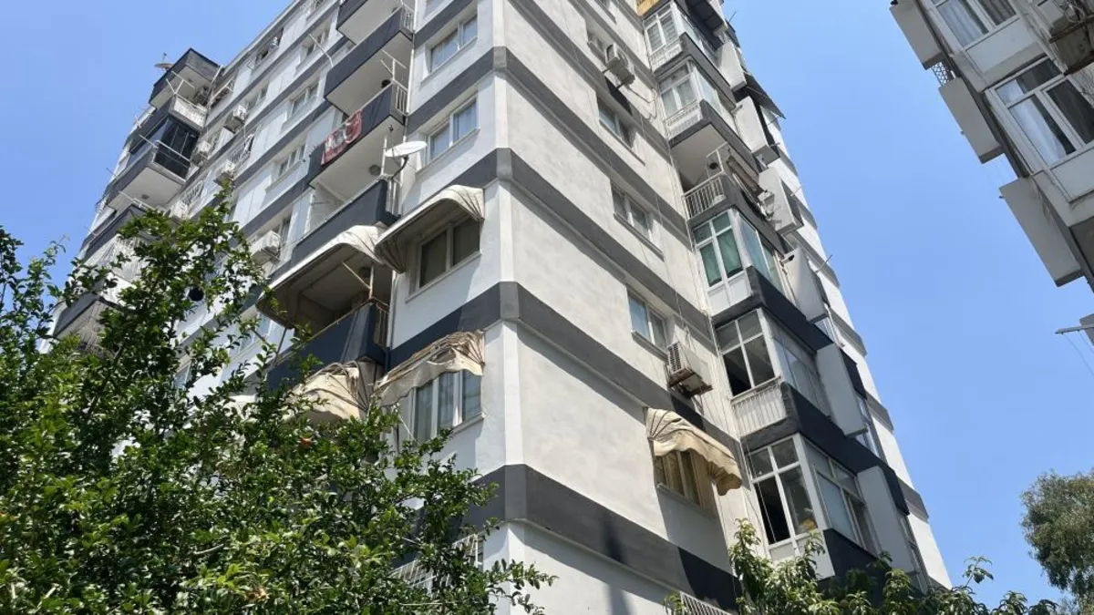 Adana'da dehşet! Tartıştığı eşinin başına çekiçle vurup boğazından bıçakladı: Polis şüphelinin peşinde