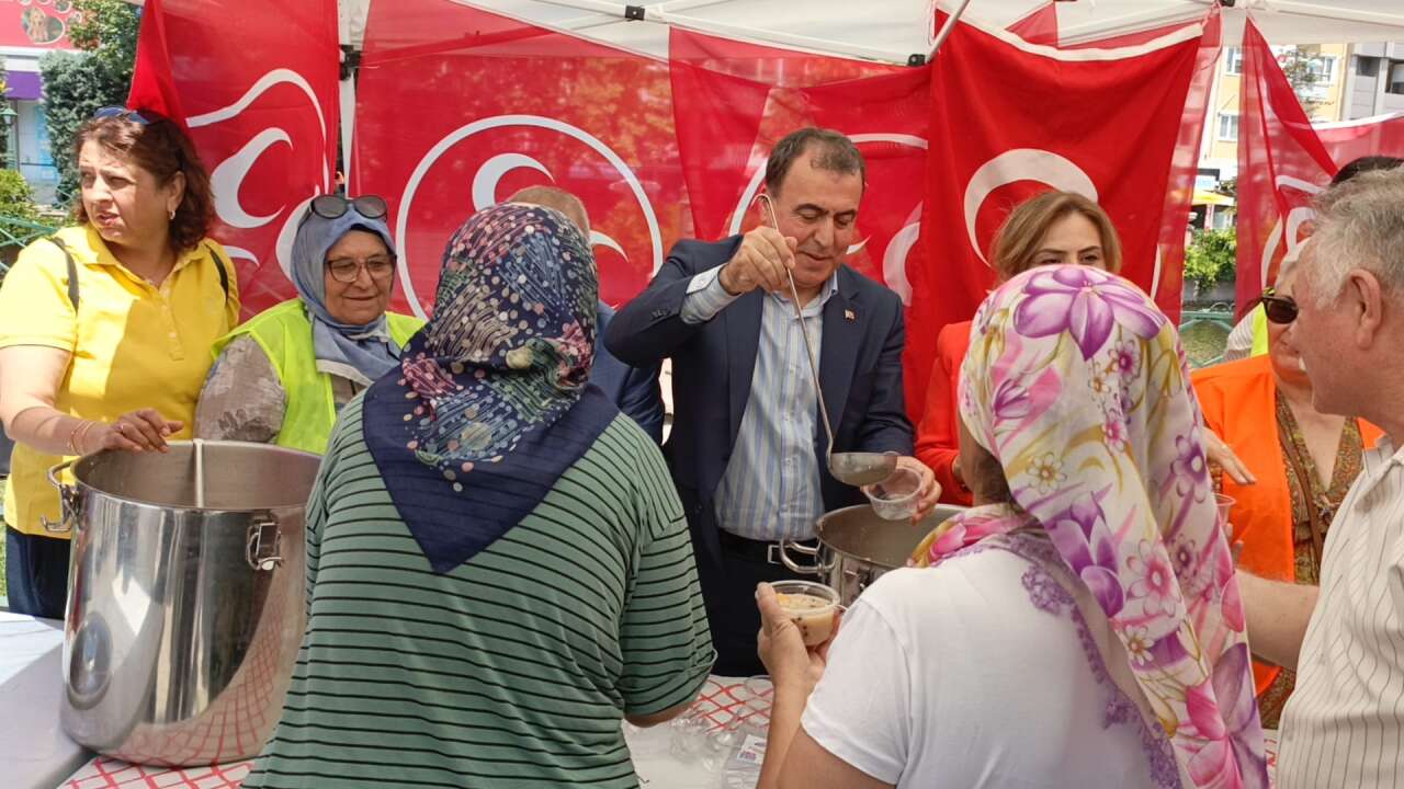 MHP Eskişehir İl Teşkilatı'ndan vatandaşlara aşure ikramı