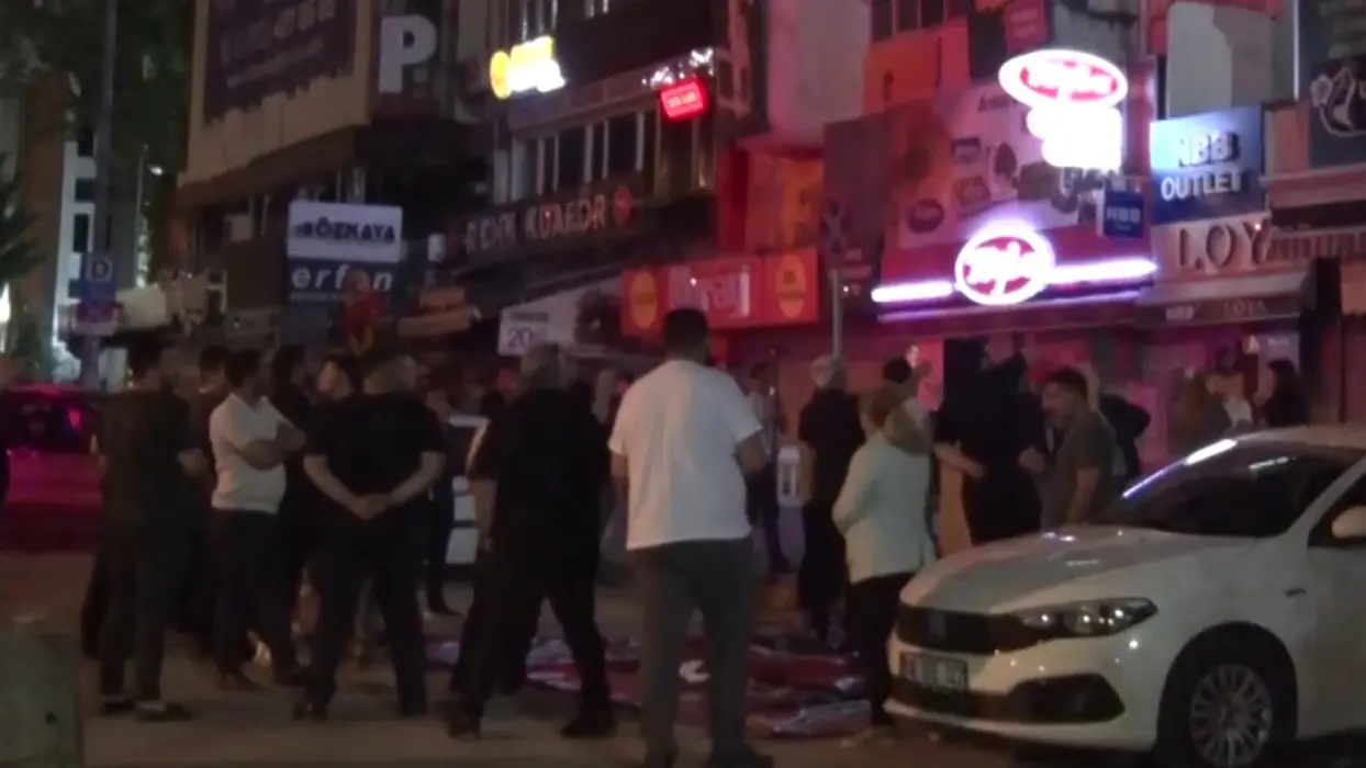 CHP'de tansiyon yükseldi! Ankara İl Başkanlığında gece yarısı gerginliği