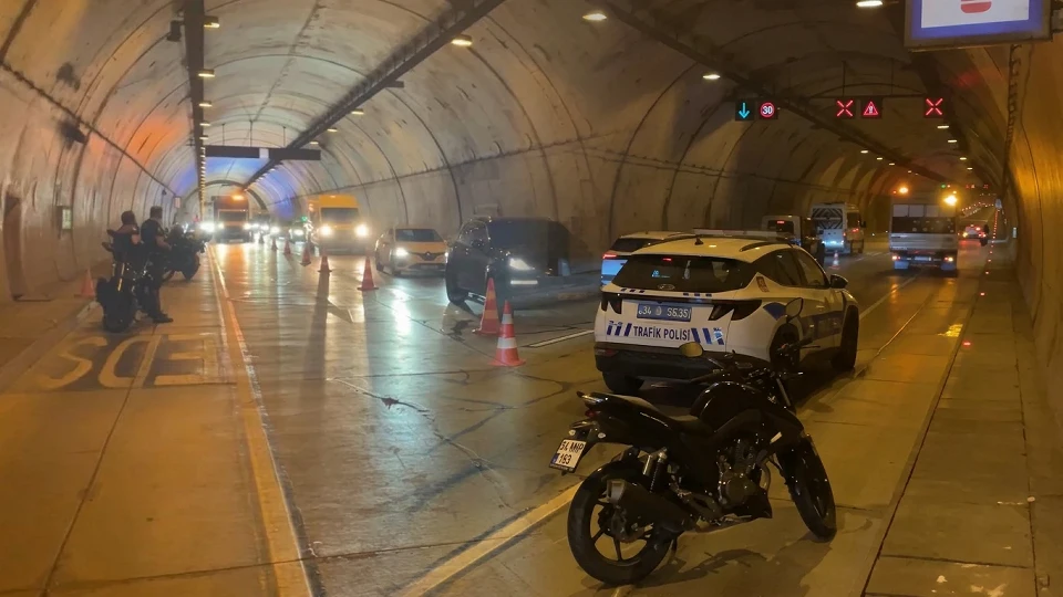 Bomonti-Dolmabahçe Tüneli'nde kaza: Yola dökülen yağ yunus polisini ve motosikletlileri devirdi | YEREL HABERLER