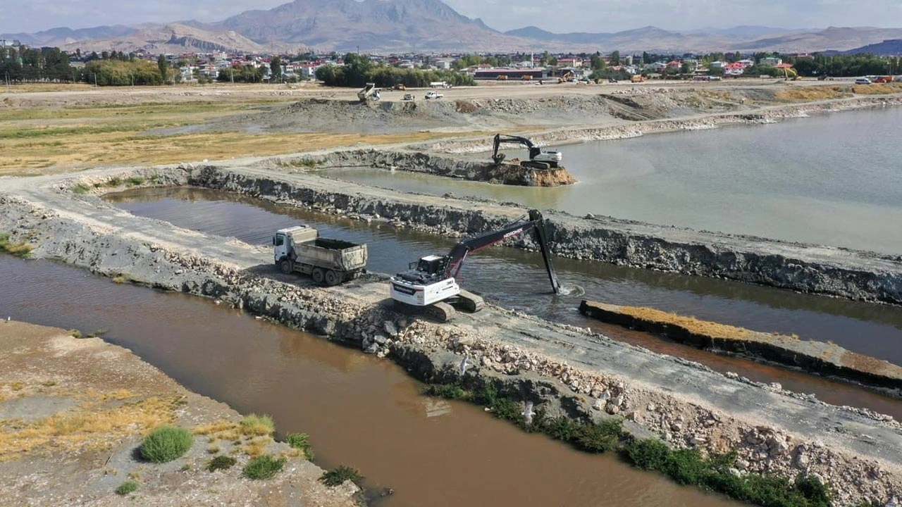 Türkiye'nin en büyüğü: 2 milyon 100 bin metreküp dip çamuru çıkarıldı