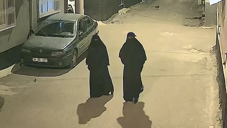 Adana'da çarşaf giyip ev soyan hırsızlar kamerada! Saklandıkları adreste yakalandılar