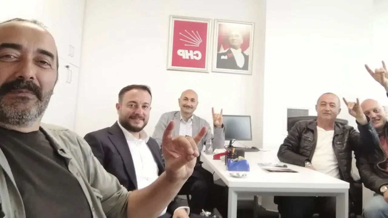 Kılıçdaroğlu’nun danışmanı görevine ‘geri döndü’: CHP Genel Merkezi’nde ‘bozkurtlu’ fotoğraf ortaya çıktı