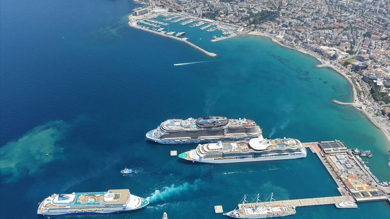 Kuşadası'na 4 kruvaziyerle 8 bin turist geldi