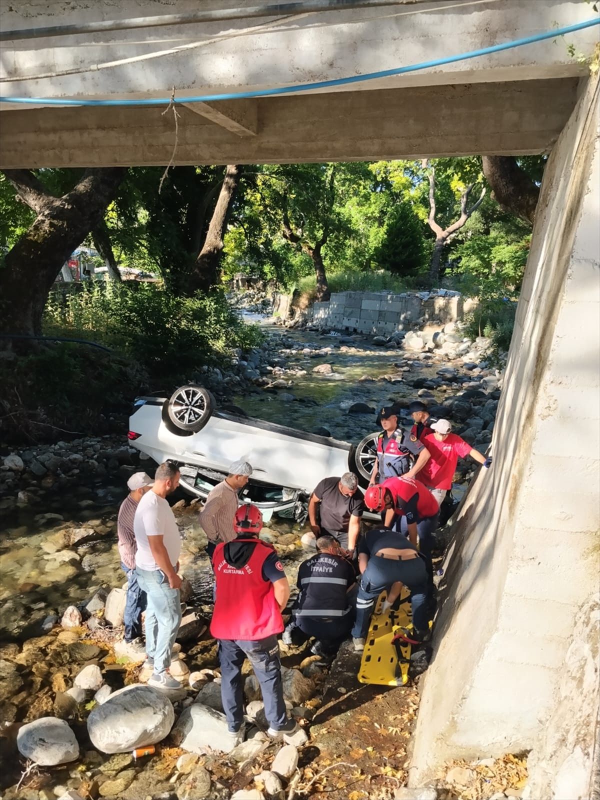 Balıkesir'de dere yatağına devrilen otomobilin sürücüsü yaralandı