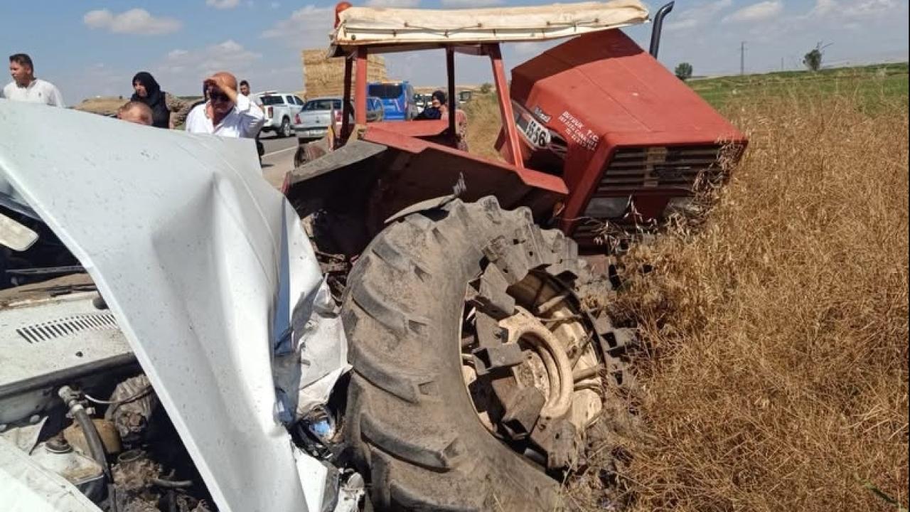Park halindeki traktöre çarpan otomobildeki 3 kişi öldü