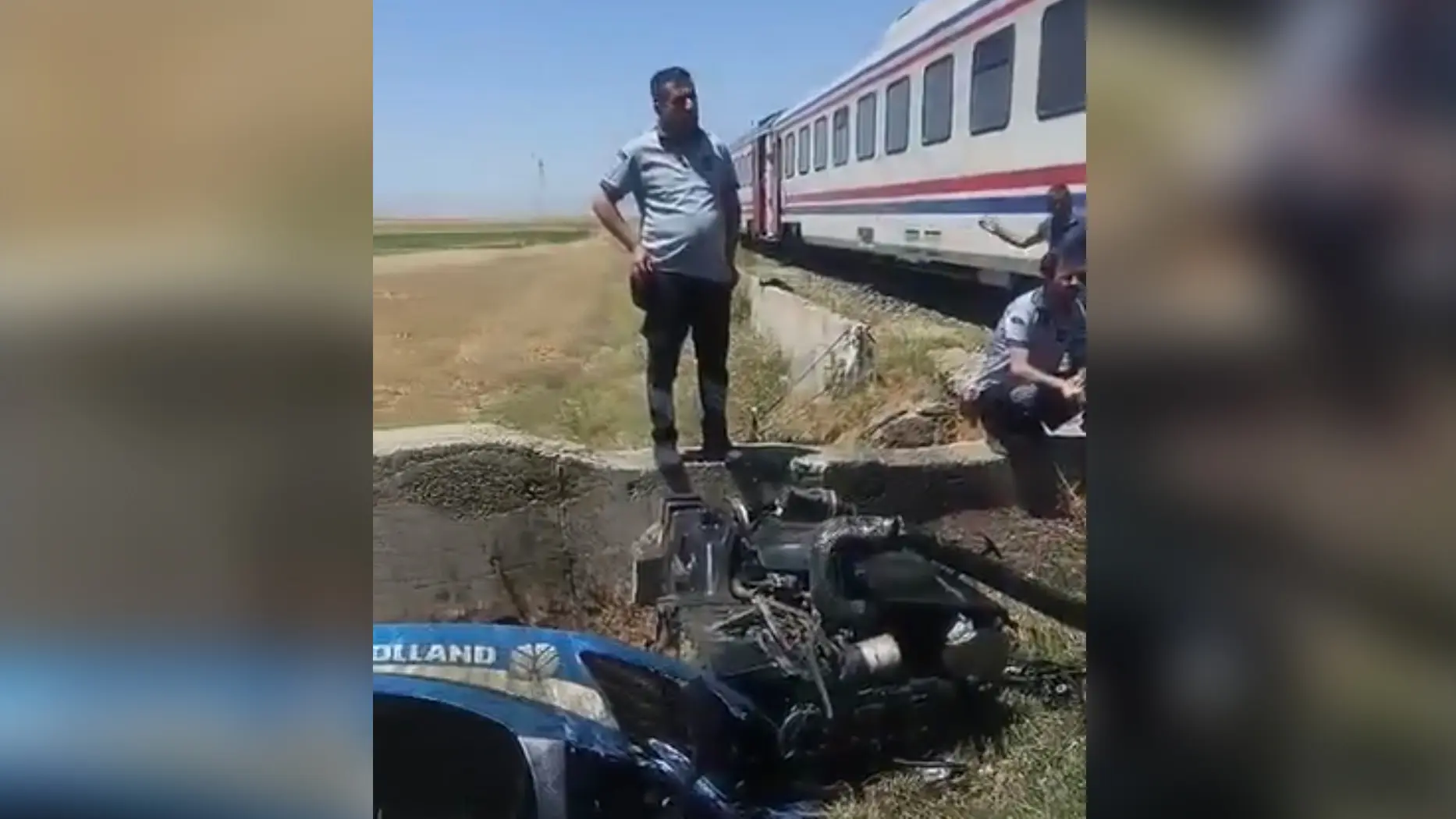 Muş'ta ilginç kaza... Yolcu treni traktörü ikiye böldü
