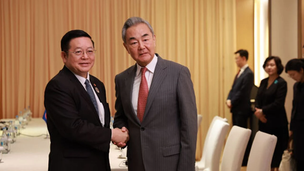 Wang Yi, ASEAN Genel Sekreteri Kao Kim Hourn ile görüştü