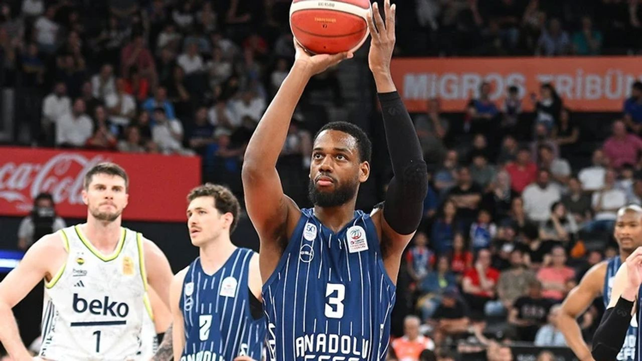 Anadolu Efes Fenerbahçe Beko'yu 102-93 mağlup etti