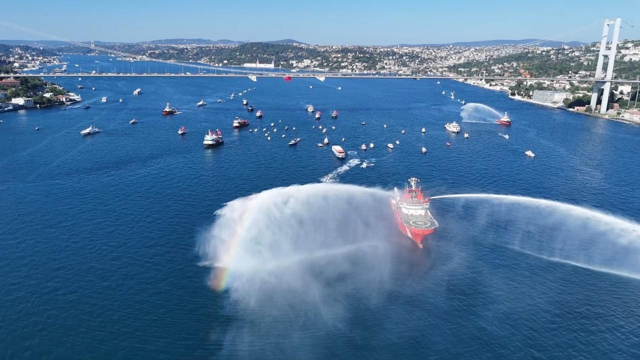 İstanbul Boğazı'nda 15 Temmuz şehitleri anısına 253 gemilik deniz korteji