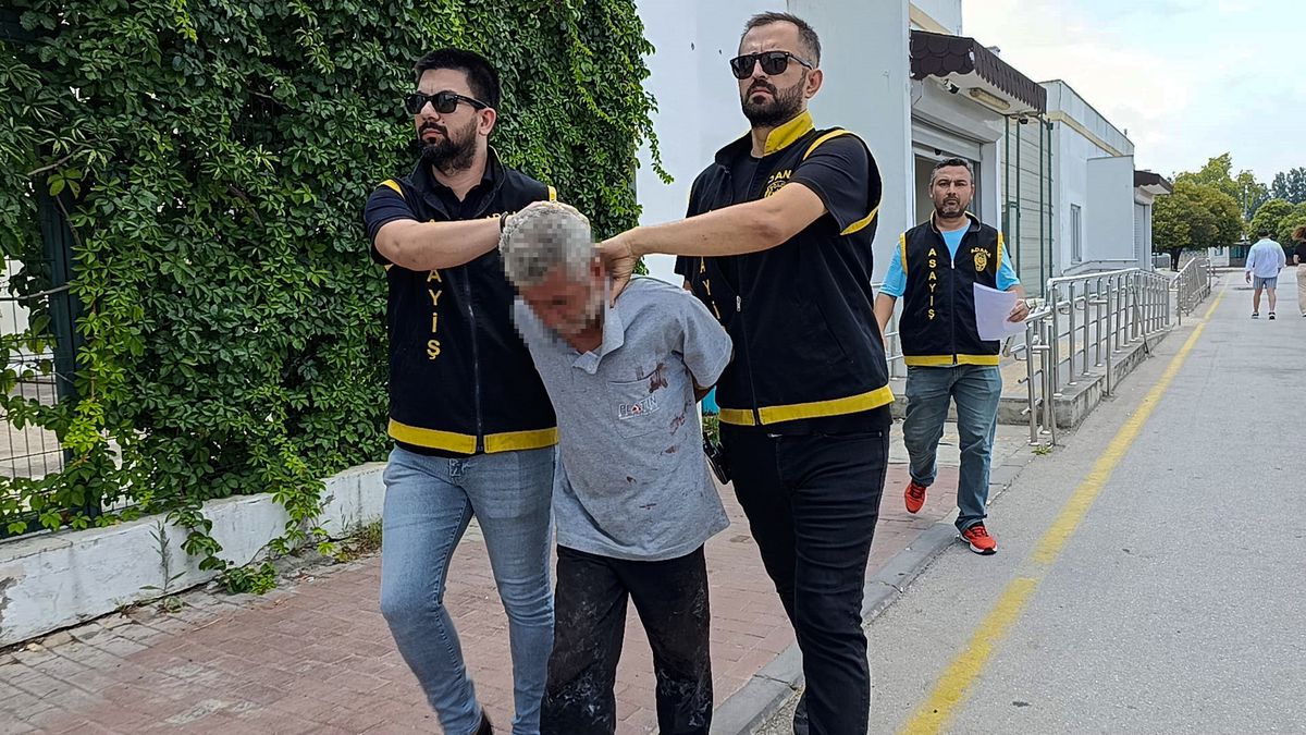Yürümekte zorlanan şüpheli, kapının camını kırdığı iş yerindeki imitasyon takıları çaldı