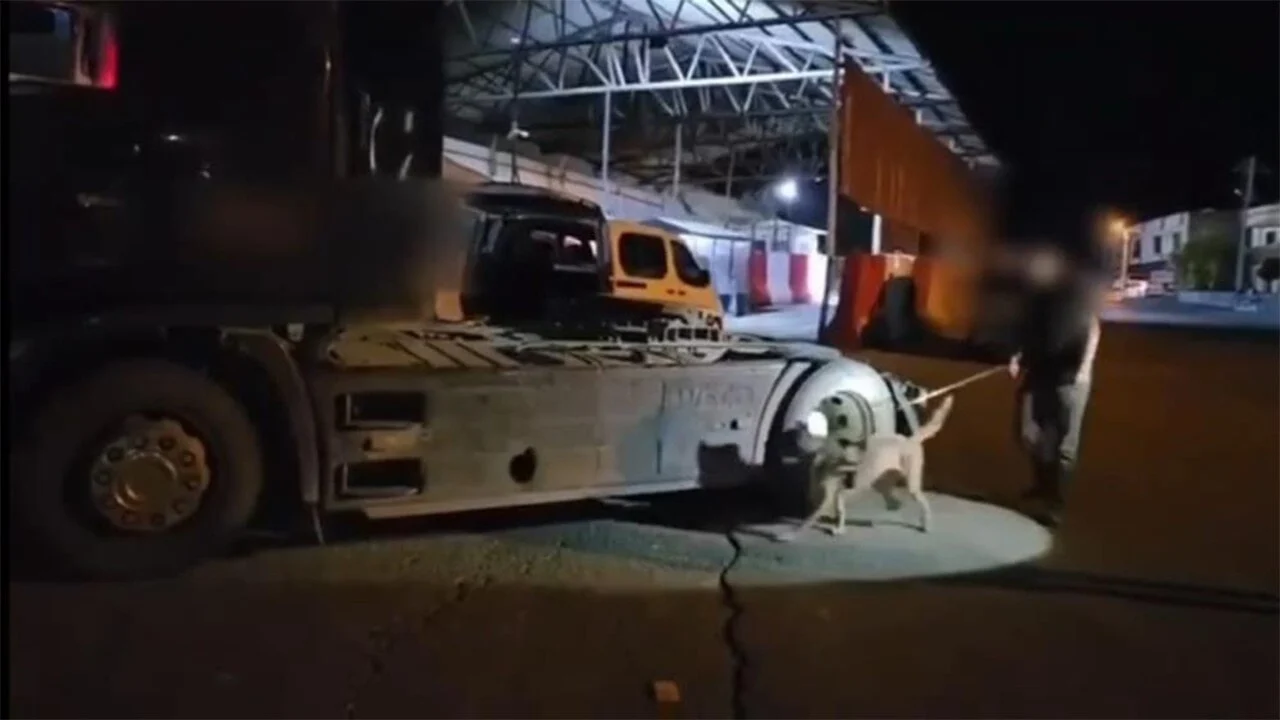 Uyuşturcu yüklü tır polis uygulamasından kaçamadı