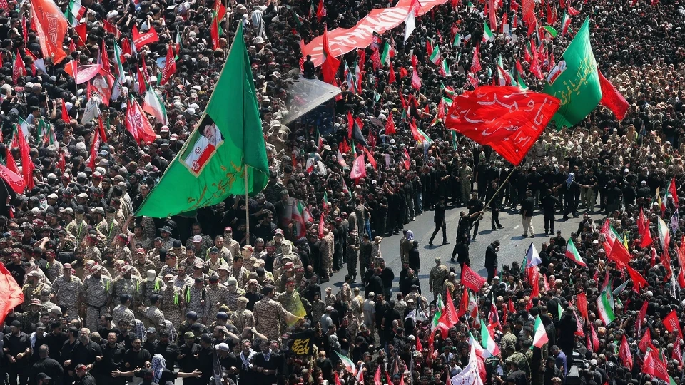 İran'da tarihi gün: Hamaney için milyonların katıldığı veda töreni! Öldüğü iddia edilen Ahmedinejad aylar sonra ilk kez görüntülendi!